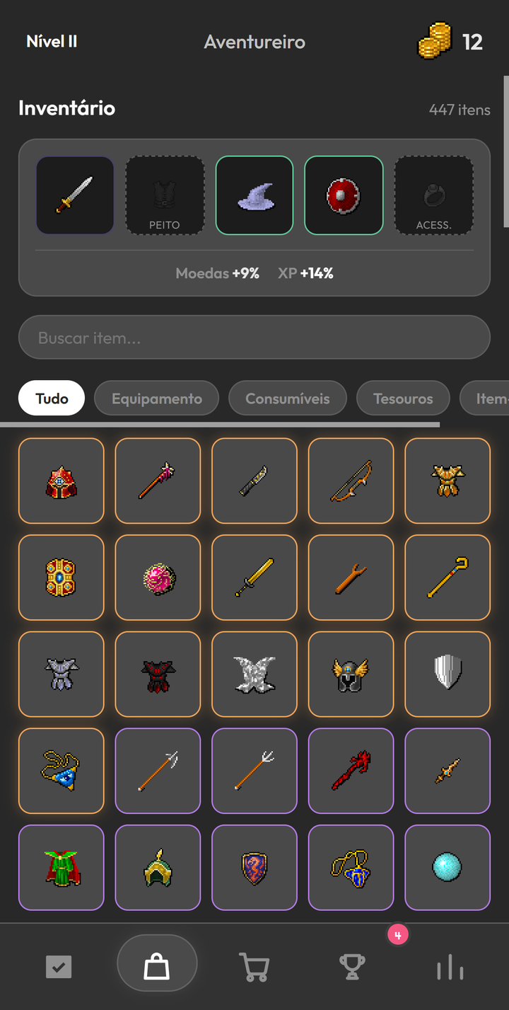 Tela do Inventário do Dungeonlog com o painel do equipamento no topo, mostrando espaços para arma, peitoral, elmo, escudo e acessório e o total Moedas +9% e XP +14%, e uma grade de itens com bordas coloridas